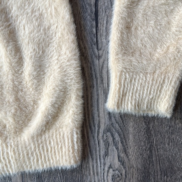 Levi’s Sweater White Fuzzy Betty Cardigan Sweater Relaxed Fit Size Small - Picture 3 of 16